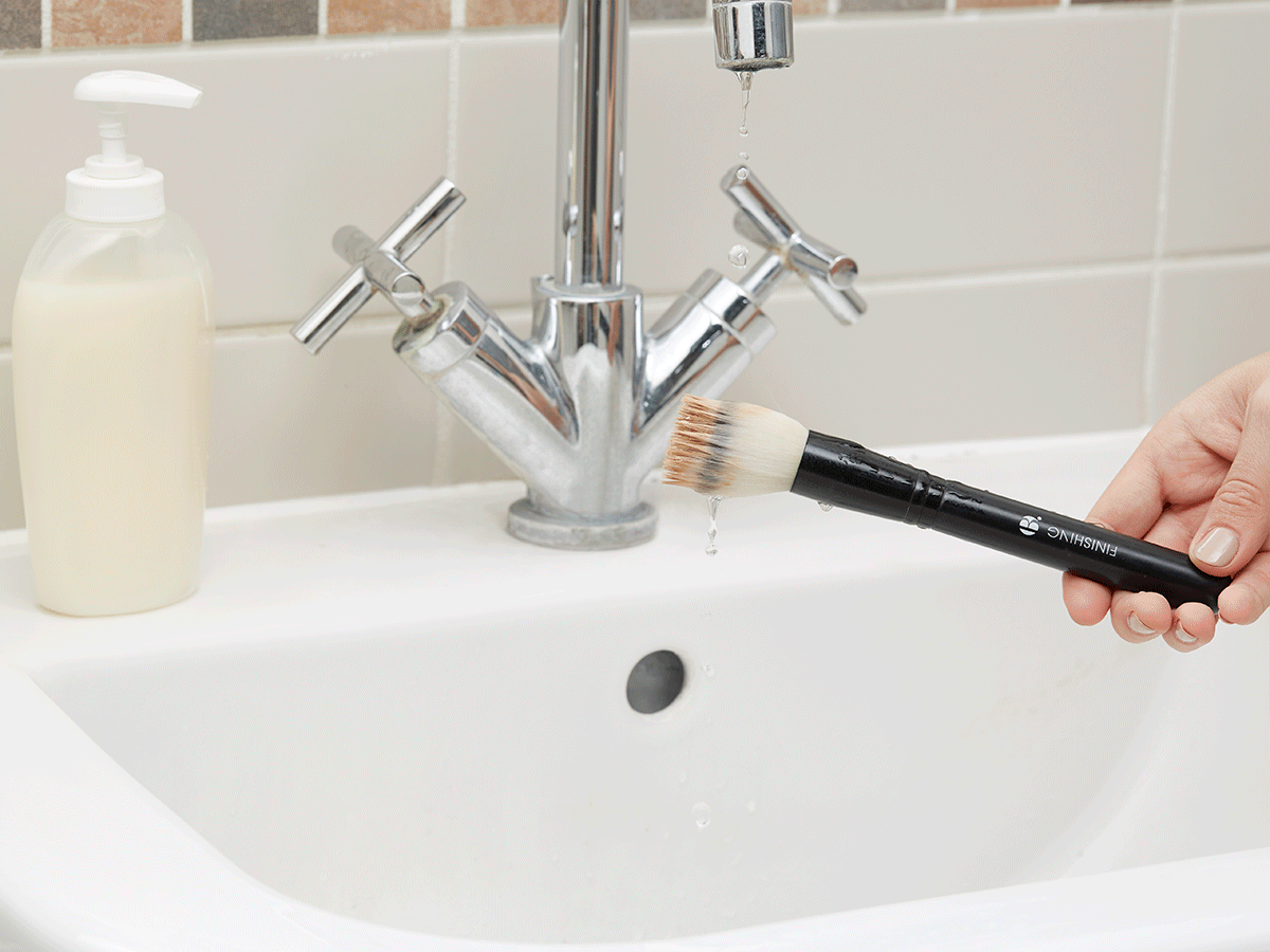 How to clean makeup brushes 1