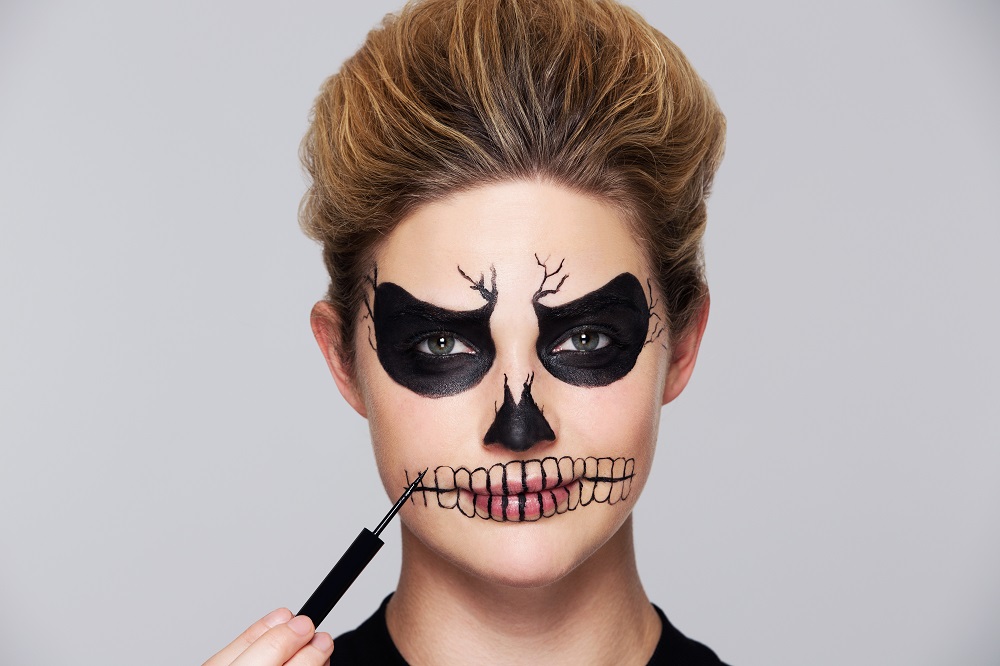 easy halloween skull makeup using just an eyeliner