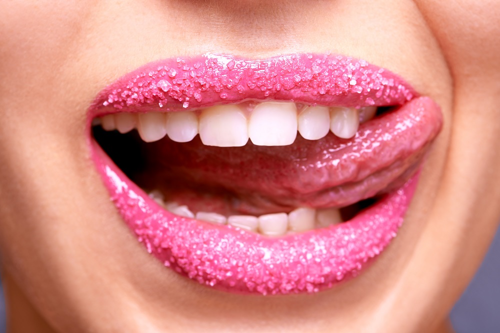 Cropped shot of a woman licking her lips covered in sugarhttps://195.154.178.81/DATA/i_collage/pi/shoots/783619.jpg