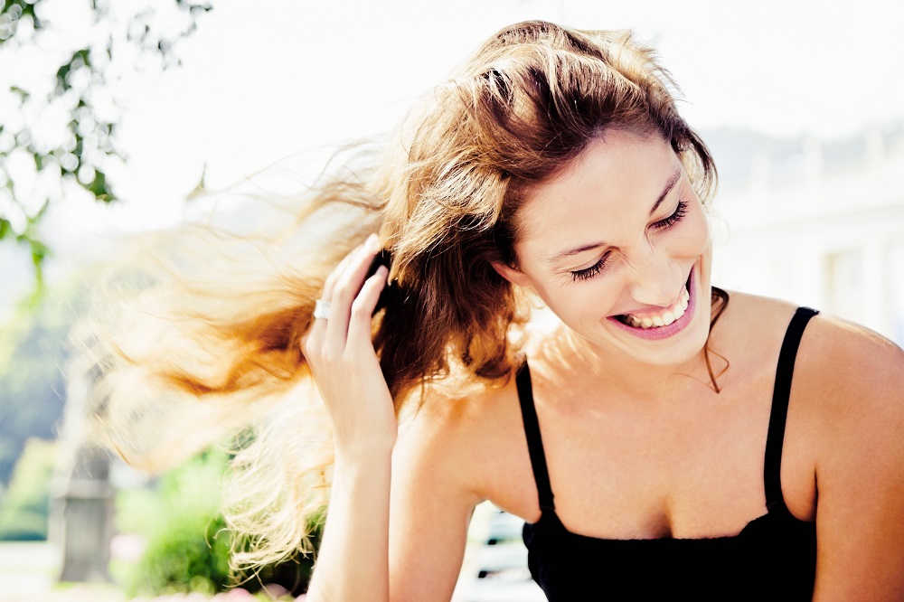 girl_laughing_hair_serum