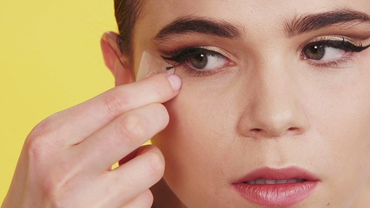 Cateye Cut Crease Eye Shadow 13 - Remove the Tape
