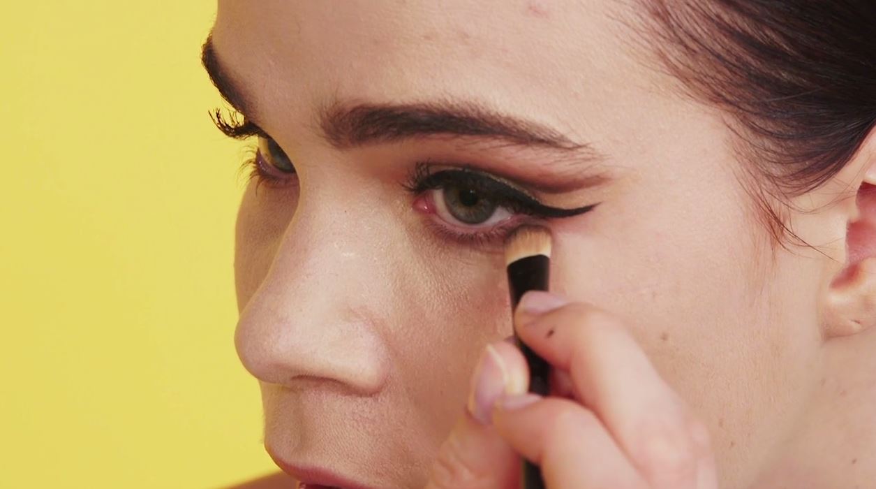 Cateye Cut Crease Eye Shadow 14 - Apply Eyeshadow to the Lower Lashline
