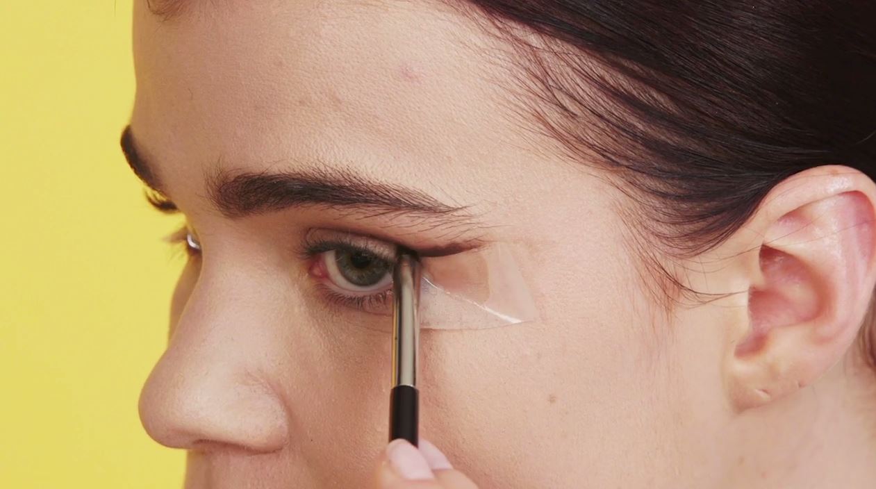 Cateye Cut Crease Eye Shadow 7 - Add a Darker Shade