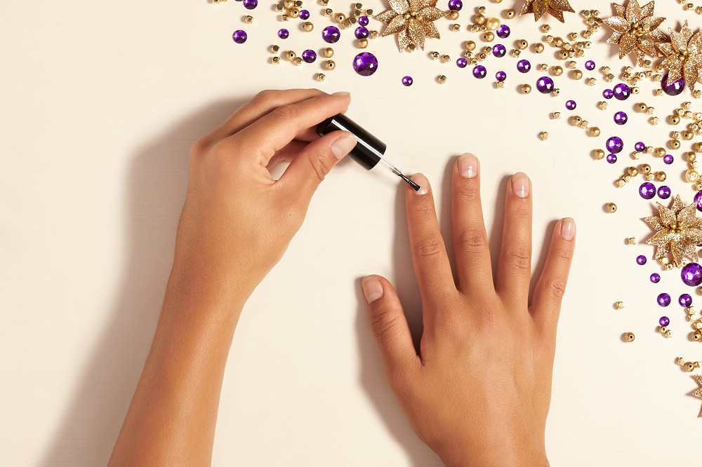 Christmas-tutorial-nails-red-snow-snowflake-nail-art-step-2