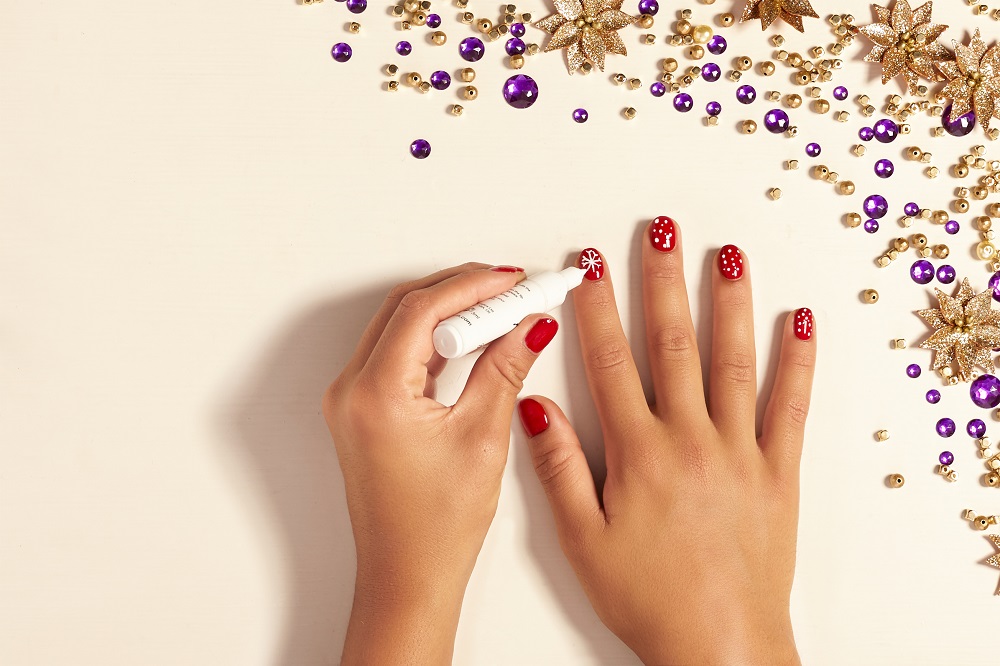 Christmas-tutorial-nails-red-snow-snowflake-nail-art-step-2