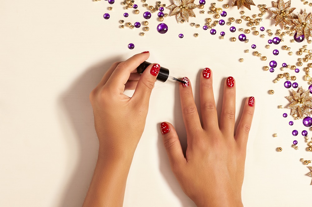 Christmas-tutorial-nails-red-snow-snowflake-nail-art-step-2