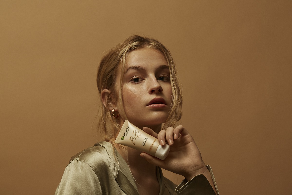 Female model holding Garnier BB cream