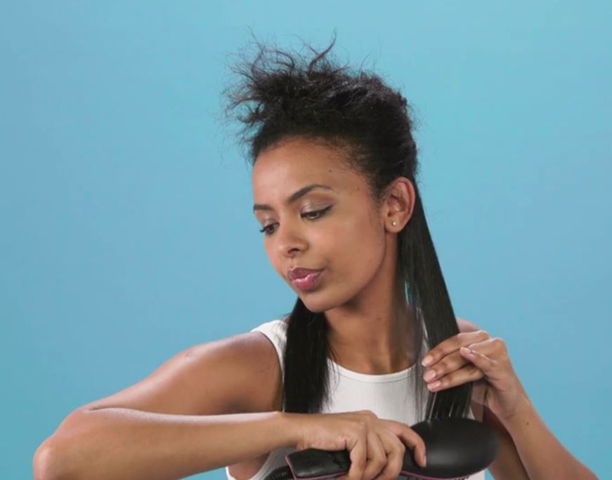 Hot straightening brush