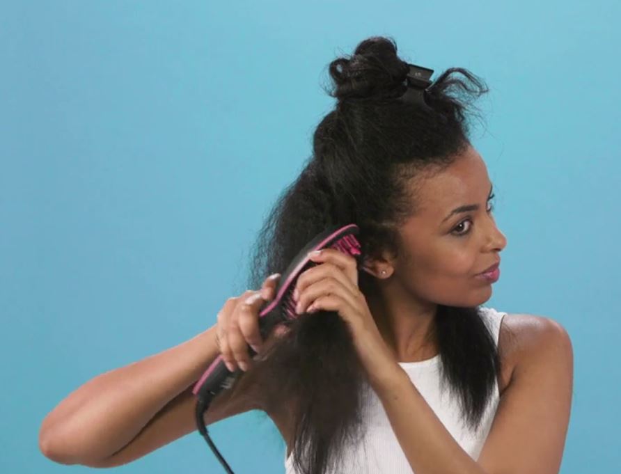 Hot straightening brush