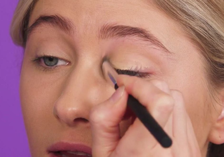 How to Get the 60s Makeup Look