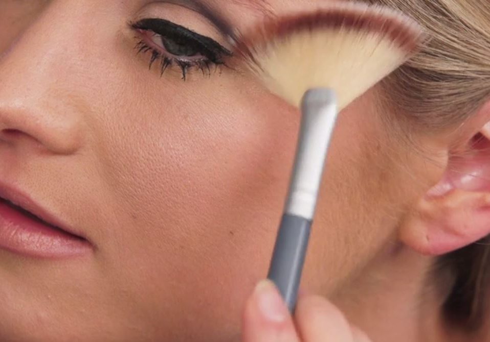 How to Get the 60s Makeup Look