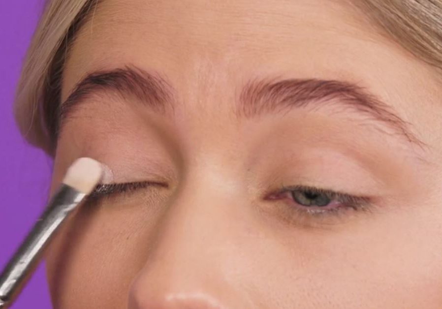 How to Get the 60s Makeup Look