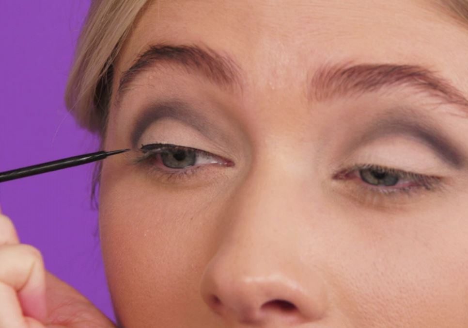 How to Get the 60s Makeup Look