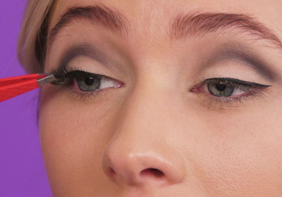 How to Get the 60s Makeup Look