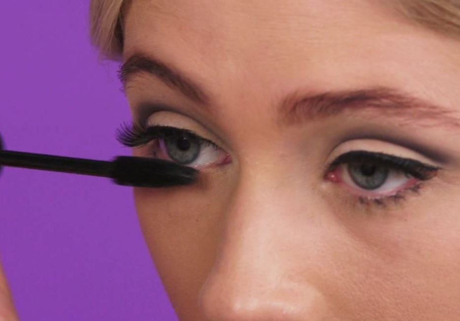 How to Get the 60s Makeup Look