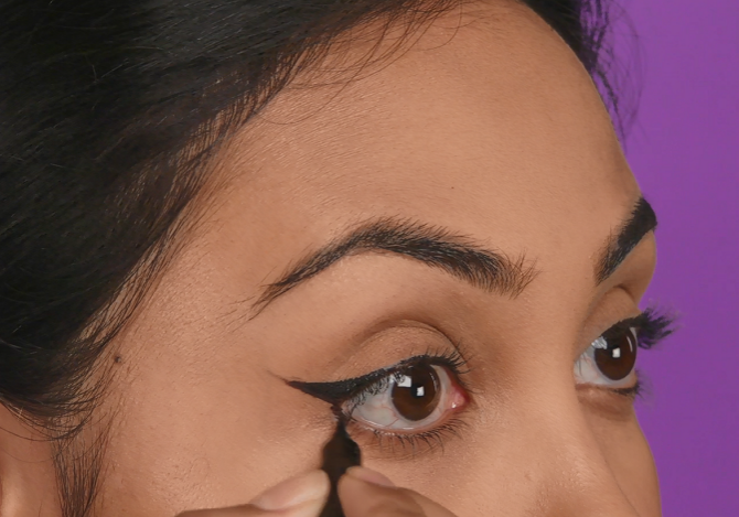Half winged eyeliner step 4