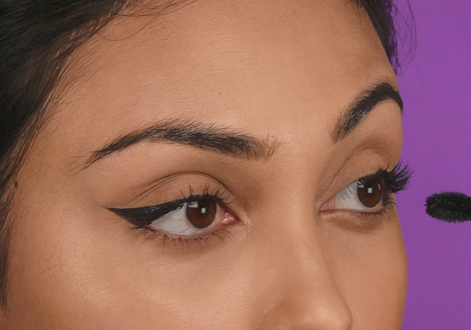 Half winged eyeliner step 6