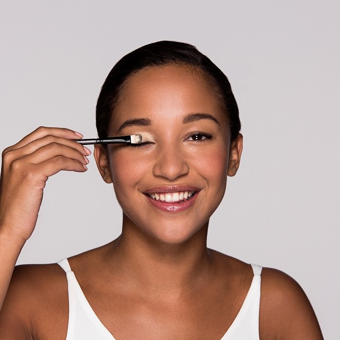 Apply eye shadow 3
