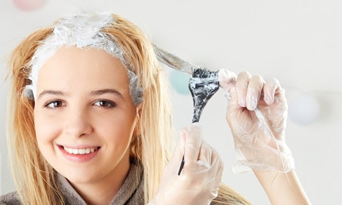 How to Bleach Hair Using a Blonding Kit at Home